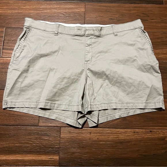 Lane Bryant Pants - Lane Bryant Women’s‎ Shorts Stretch Waist Comfort Band 24 Sage Green NWOT